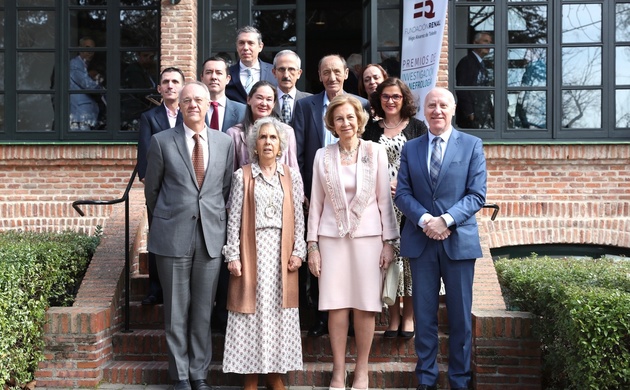 Fotografía de grupo de Su Majestad la Reina Doña Sofía al término del acto de entrega de los Premios Íñigo Álvarez de Toledo